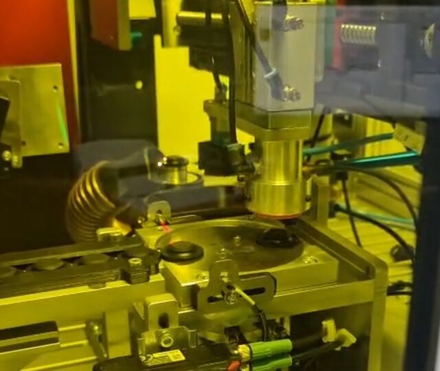Fully automated laser trimming cell for radial shaft seals (RWDR)